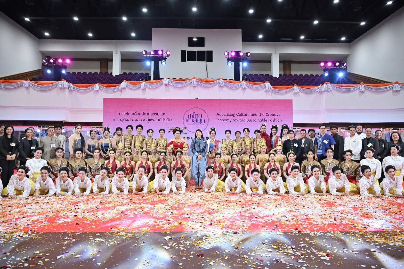 พช.อุตรดิตถ์ ร่วมเข้าเฝ้าฯ รับเสด็จสมเด็จพระเจ้าลูกเธอ เจ้าฟ้าสิริวัณณวรี นารีรัตนราชกัญญา ในโอกาสเสด็จไปทอดพระเนตรนิทรรศการและการจัดแสดงผลงานภูมิปัญญาผ้าไทยและงานหัตถกรรมชุมชนภาคเหนือ