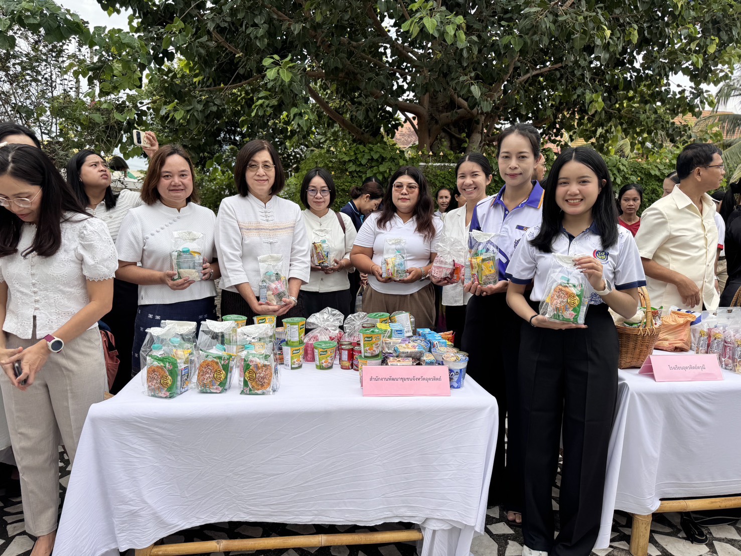 😇😇พช.อุตรดิตถ์ ร่วมพิธีตักบาตรข้าวสารอาหารแห้งตามโครงการบุญปันสุขเพื่อสังคม เพื่อบรรเทาความเดือดร้อน พร้อมส่งต่อความช่วยเหลือผู้ประสบภัยและกลุ่มเปราะบาง 🙏🙏